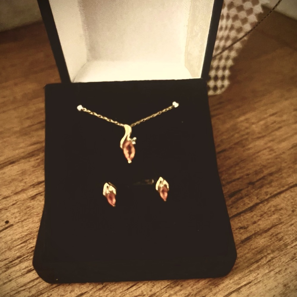 NWT-Teardrop Rose Gold  and Citrine pendant and Earrings Birthstone Set